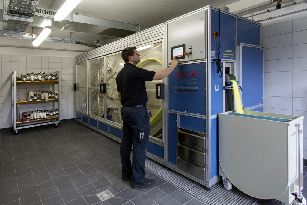Plne automatizovaná práčka hadíc ovládaná jediným pracovníkom